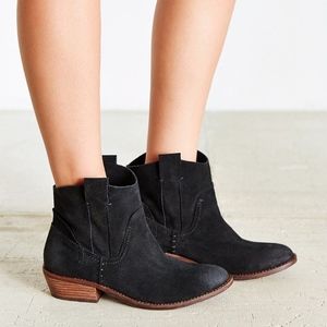 Dolce Vita Colynn Suede Booties